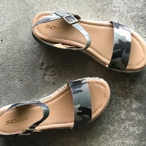 soda camo sandals